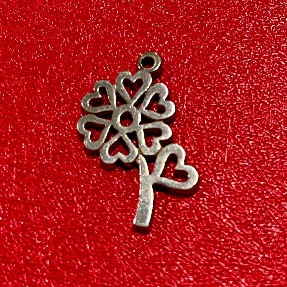 Retired James Avery 7 hearts charm. (35)